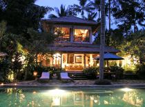 Villa Ria Sayan, Villa at Night